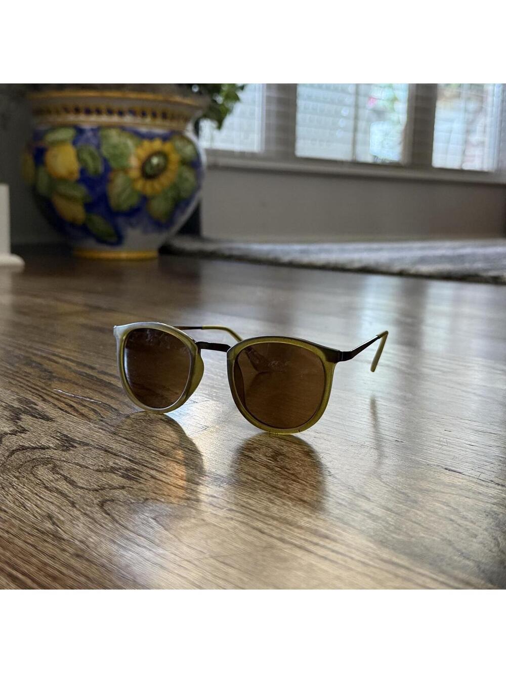 Vince Camuto Olive Green Retro Sunglasses 🕶️